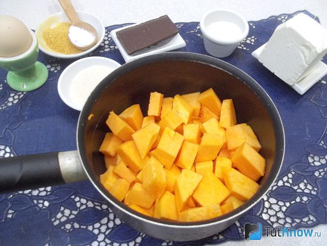Тыква нарезана и сложена в кастрюлю