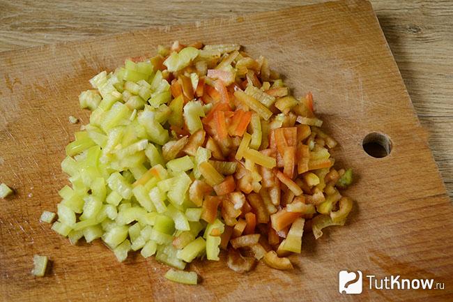 Нарезанный перец на кухонной доске