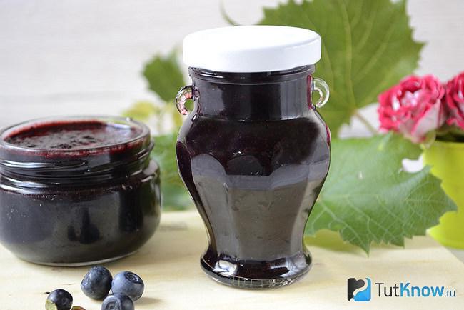 Живое варенье из черники готово