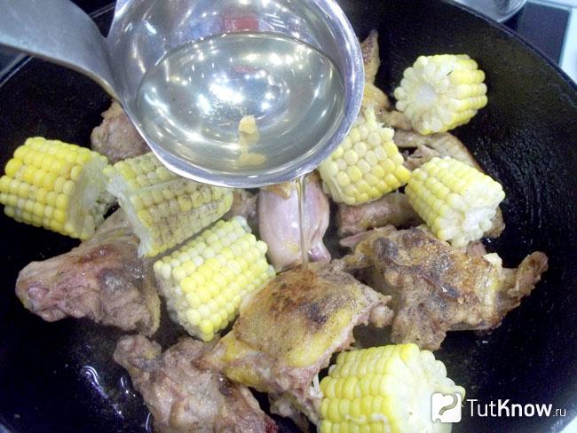 курица тушеная с овощами и кукурузой. 1533920312 10. курица тушеная с овощами и кукурузой фото. курица тушеная с овощами и кукурузой-1533920312 10. картинка курица тушеная с овощами и кукурузой. картинка 1533920312 10. Самая распространенная домашняя птица — курица, а самое вкусное из нее блюдо — тушеная курица. Ее часто готовят с сезонными овощами, ввиду простоты рецепта и доступности ингредиентов. Но если вам надоели подобные куриные блюда, то попробуйте нескучную вариацию — курица тушеная с початками кукурузы. Это вкусное горячее блюдо с насыщенным вкусом. Птица получается очень нежной и с легкой сладостью, которую придает кукуруза. Специи блюдо ароматизируют, а зернышки кукурузы украшают и делают более аппетитным.
