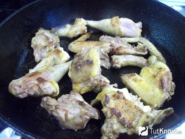 курица тушеная с овощами и кукурузой. 1533920396 8. курица тушеная с овощами и кукурузой фото. курица тушеная с овощами и кукурузой-1533920396 8. картинка курица тушеная с овощами и кукурузой. картинка 1533920396 8. Самая распространенная домашняя птица — курица, а самое вкусное из нее блюдо — тушеная курица. Ее часто готовят с сезонными овощами, ввиду простоты рецепта и доступности ингредиентов. Но если вам надоели подобные куриные блюда, то попробуйте нескучную вариацию — курица тушеная с початками кукурузы. Это вкусное горячее блюдо с насыщенным вкусом. Птица получается очень нежной и с легкой сладостью, которую придает кукуруза. Специи блюдо ароматизируют, а зернышки кукурузы украшают и делают более аппетитным.