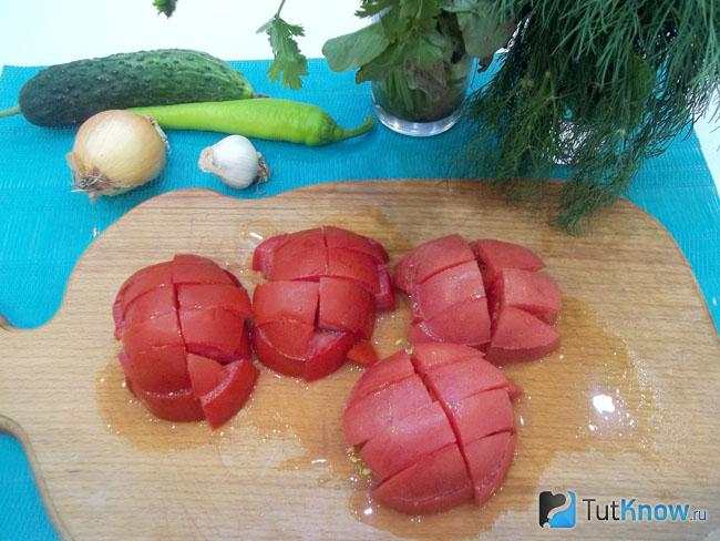 Помидоры нарезаны дольками