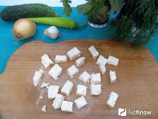 Плавленый сыр нарезан кубиками