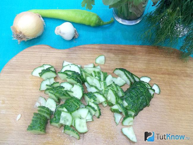 Огурцы нарезаны полукольцами