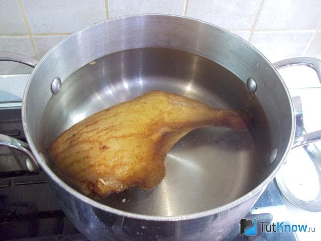 Копченый куриный окорок варится
