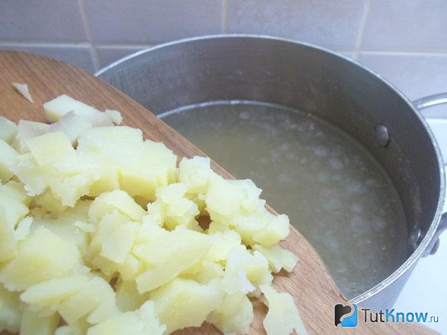 В бульон отправлен нарезанный картофель