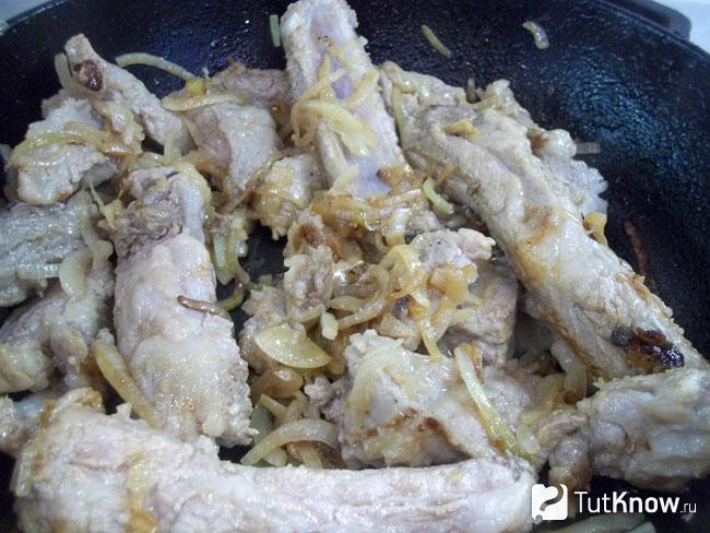 Мясо с луком обжарены