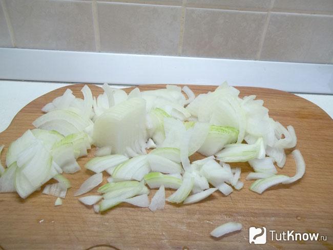 Репчатый лук нашинкован