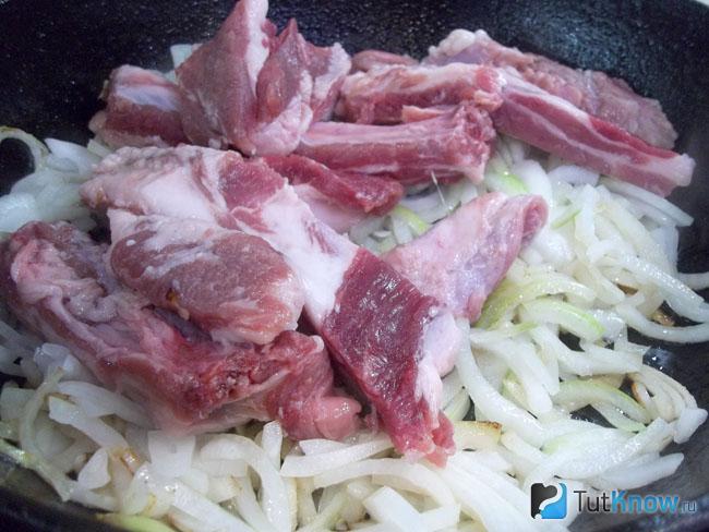 Лук обжарен и добавлено в сковороду мясо
