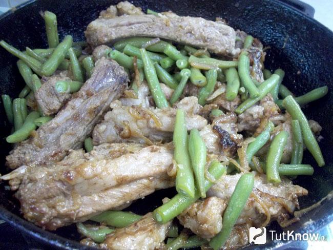 К мясу со спаржей жарятся