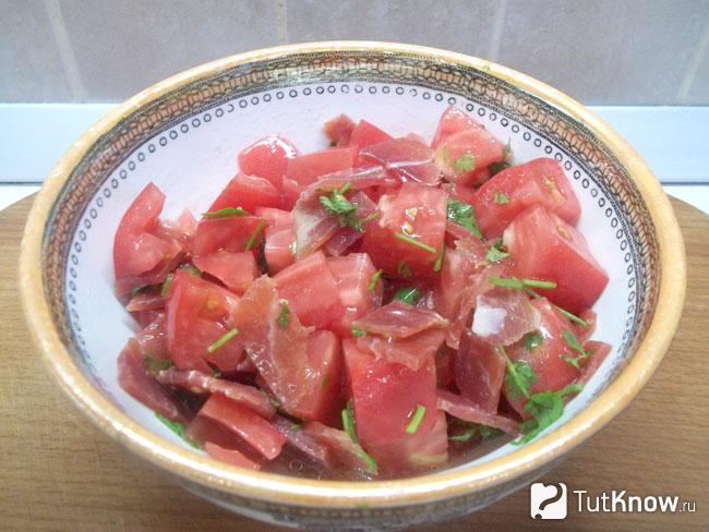 Готовый салат с хамоном и помидорами