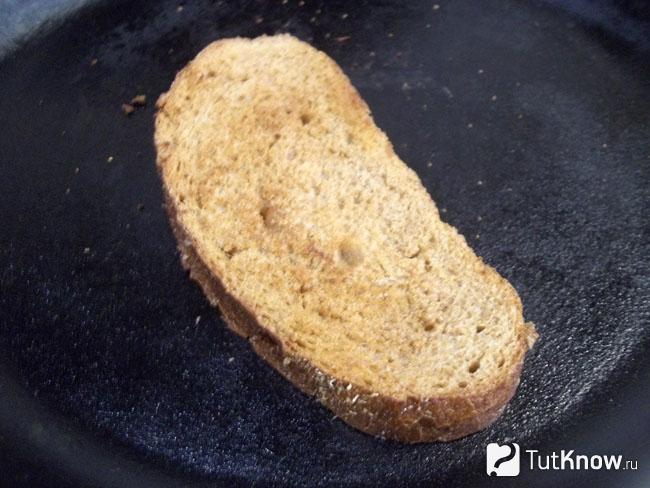 Хлеб жарится на сковороде