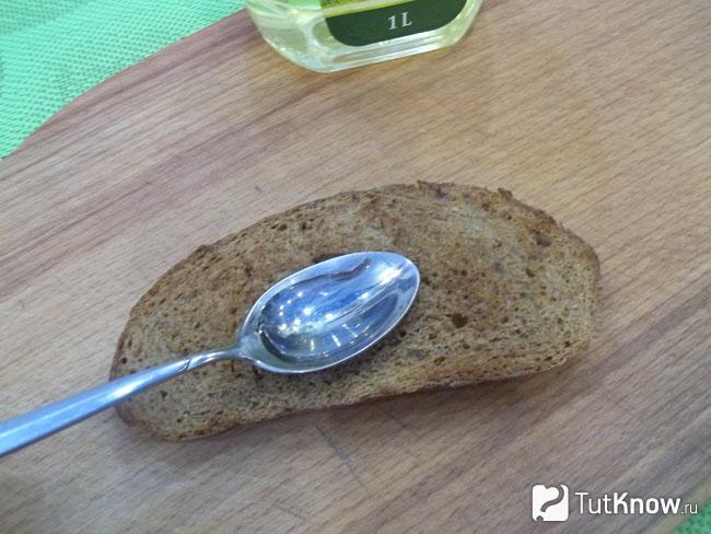 Хлеб пропитан оливковым маслом