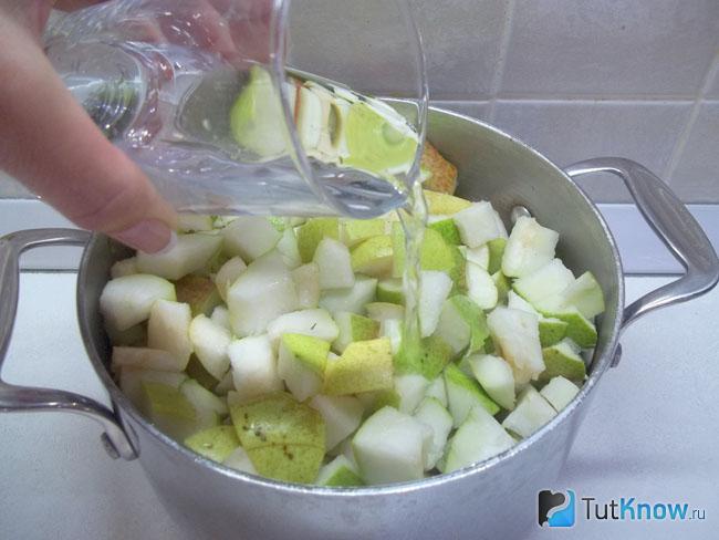 Груши сложены в кастрюлю и залиты водой
