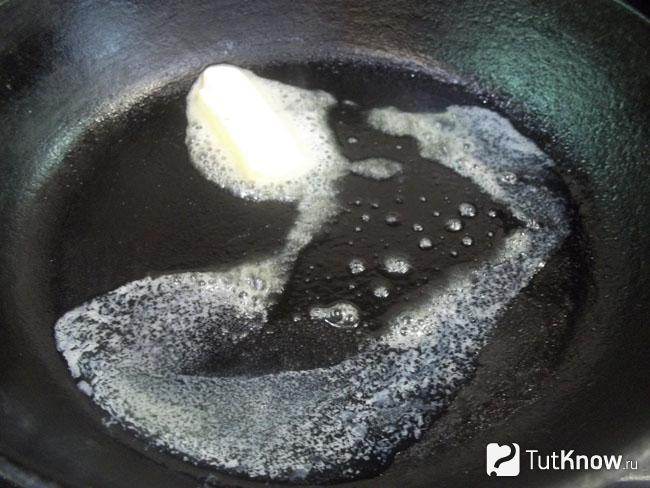 Сливочное масло топится в сковороде