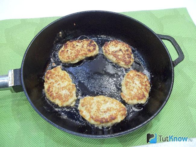 Готовые котлеты из курицы с овощами и сыром