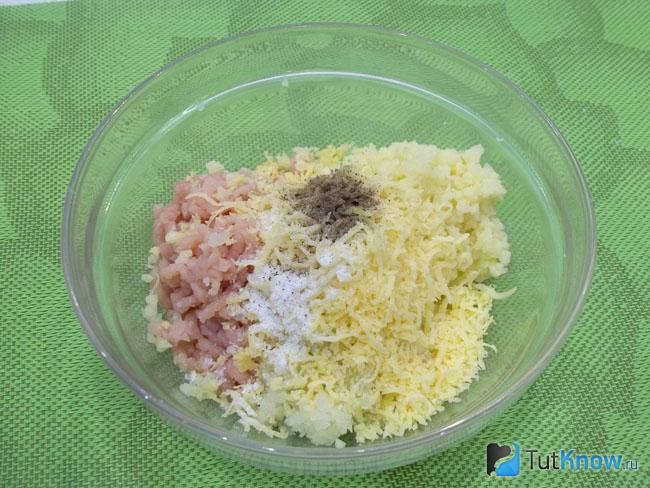 Овощи и мясо перекручены, сыр натерт на терке