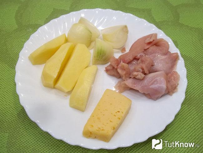 Овощи и мясо нарезаны кусочками