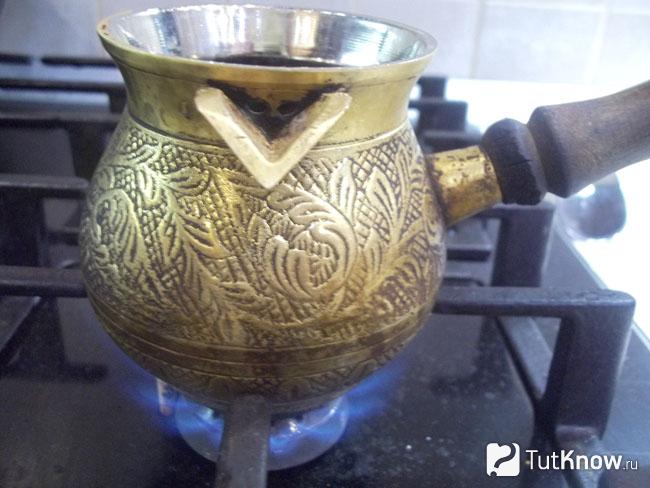 Кофе варится на плите