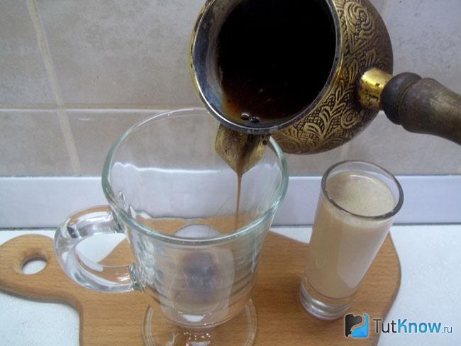 Кофе перелито в стакан