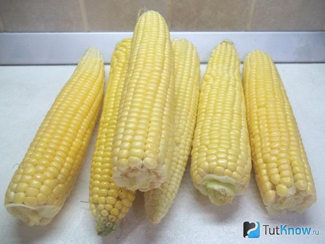 кукуруза в духовке в фольге с маслом и чесноком рецепт приготовления. 1534183870 3. кукуруза в духовке в фольге с маслом и чесноком рецепт приготовления фото. кукуруза в духовке в фольге с маслом и чесноком рецепт приготовления-1534183870 3. картинка кукуруза в духовке в фольге с маслом и чесноком рецепт приготовления. картинка 1534183870 3. Предлагаемый рецепт приготовления кукурузы весьма простой и относительно быстрый, в сравнении с другими вариантами приготовления кукурузы. Готовить подобным образом можно не только молодую свежую кукурузу, неплохо подойдут и старые початки. Только в таком случае ее предварительно нужно будет немного отварить, чтобы она стала мягкой, а потом запекать. Для рецепта я использовала травы, которые больше всего нравятся. Однако специи можно использовать совершено любые, это зависимости от ваших вкусовых предпочтений. Любителям острого советую перед подачей посыпать готовые початки щепоткой молотого чили, а поклонникам сыра посыпать тертым сыром.