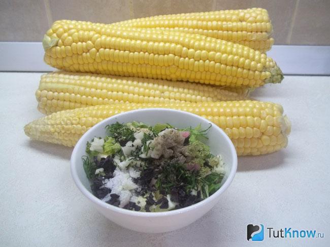 кукуруза в духовке в фольге с маслом и чесноком рецепт приготовления. 1534183884 6. кукуруза в духовке в фольге с маслом и чесноком рецепт приготовления фото. кукуруза в духовке в фольге с маслом и чесноком рецепт приготовления-1534183884 6. картинка кукуруза в духовке в фольге с маслом и чесноком рецепт приготовления. картинка 1534183884 6. Предлагаемый рецепт приготовления кукурузы весьма простой и относительно быстрый, в сравнении с другими вариантами приготовления кукурузы. Готовить подобным образом можно не только молодую свежую кукурузу, неплохо подойдут и старые початки. Только в таком случае ее предварительно нужно будет немного отварить, чтобы она стала мягкой, а потом запекать. Для рецепта я использовала травы, которые больше всего нравятся. Однако специи можно использовать совершено любые, это зависимости от ваших вкусовых предпочтений. Любителям острого советую перед подачей посыпать готовые початки щепоткой молотого чили, а поклонникам сыра посыпать тертым сыром.