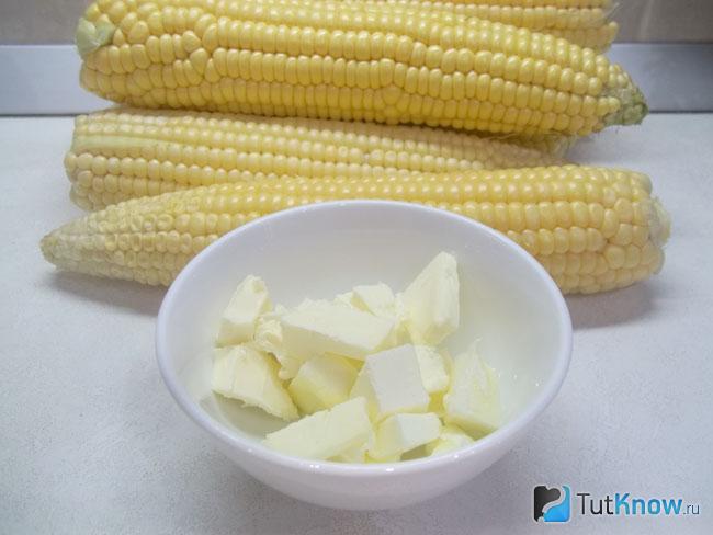 кукуруза в духовке в фольге с маслом и чесноком рецепт приготовления. 1534183895 4. кукуруза в духовке в фольге с маслом и чесноком рецепт приготовления фото. кукуруза в духовке в фольге с маслом и чесноком рецепт приготовления-1534183895 4. картинка кукуруза в духовке в фольге с маслом и чесноком рецепт приготовления. картинка 1534183895 4. Предлагаемый рецепт приготовления кукурузы весьма простой и относительно быстрый, в сравнении с другими вариантами приготовления кукурузы. Готовить подобным образом можно не только молодую свежую кукурузу, неплохо подойдут и старые початки. Только в таком случае ее предварительно нужно будет немного отварить, чтобы она стала мягкой, а потом запекать. Для рецепта я использовала травы, которые больше всего нравятся. Однако специи можно использовать совершено любые, это зависимости от ваших вкусовых предпочтений. Любителям острого советую перед подачей посыпать готовые початки щепоткой молотого чили, а поклонникам сыра посыпать тертым сыром.