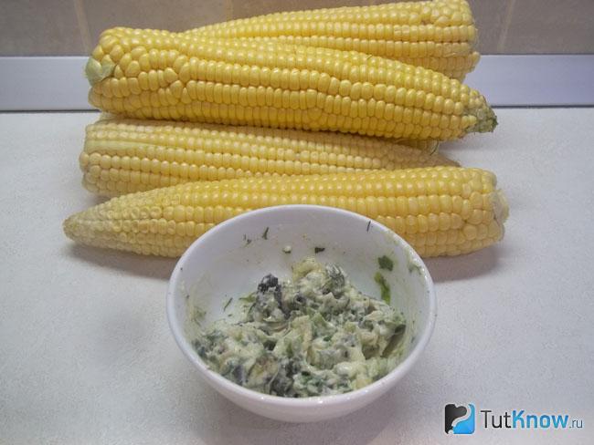 кукуруза в духовке в фольге с маслом и чесноком рецепт приготовления. 1534183906 7. кукуруза в духовке в фольге с маслом и чесноком рецепт приготовления фото. кукуруза в духовке в фольге с маслом и чесноком рецепт приготовления-1534183906 7. картинка кукуруза в духовке в фольге с маслом и чесноком рецепт приготовления. картинка 1534183906 7. Предлагаемый рецепт приготовления кукурузы весьма простой и относительно быстрый, в сравнении с другими вариантами приготовления кукурузы. Готовить подобным образом можно не только молодую свежую кукурузу, неплохо подойдут и старые початки. Только в таком случае ее предварительно нужно будет немного отварить, чтобы она стала мягкой, а потом запекать. Для рецепта я использовала травы, которые больше всего нравятся. Однако специи можно использовать совершено любые, это зависимости от ваших вкусовых предпочтений. Любителям острого советую перед подачей посыпать готовые початки щепоткой молотого чили, а поклонникам сыра посыпать тертым сыром.