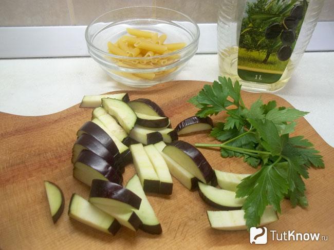 Баклажаны нарезаны брусками