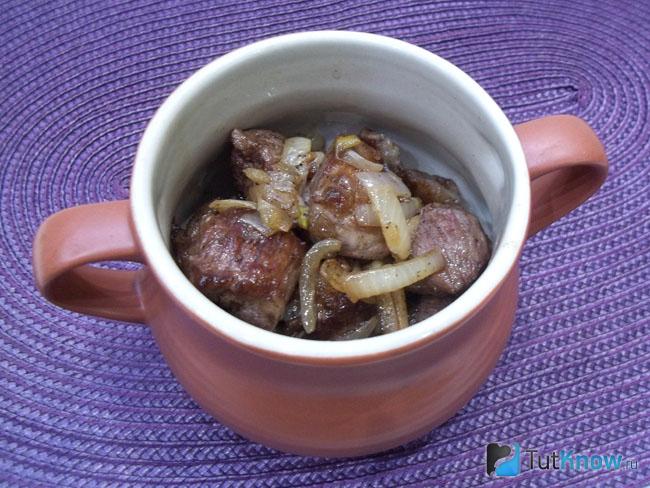 Мясо с луком разложены по горшочкам