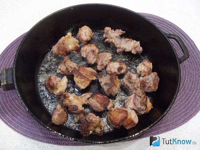 Мясо жарится в сковороде