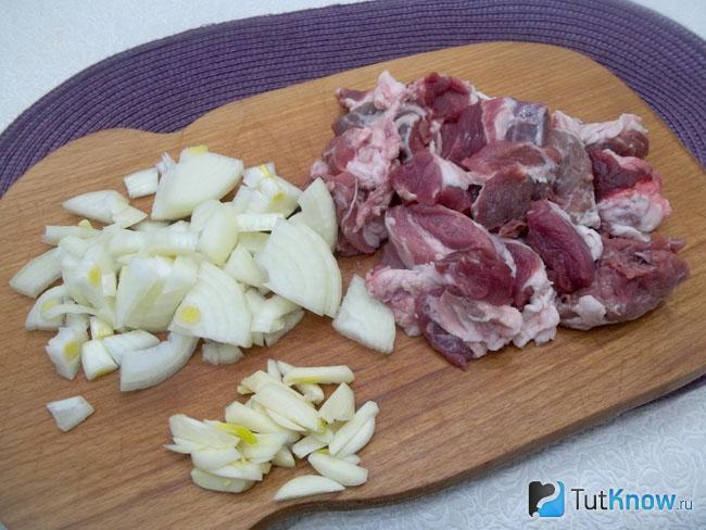 Лук и чеснок очищены и нарезаны
