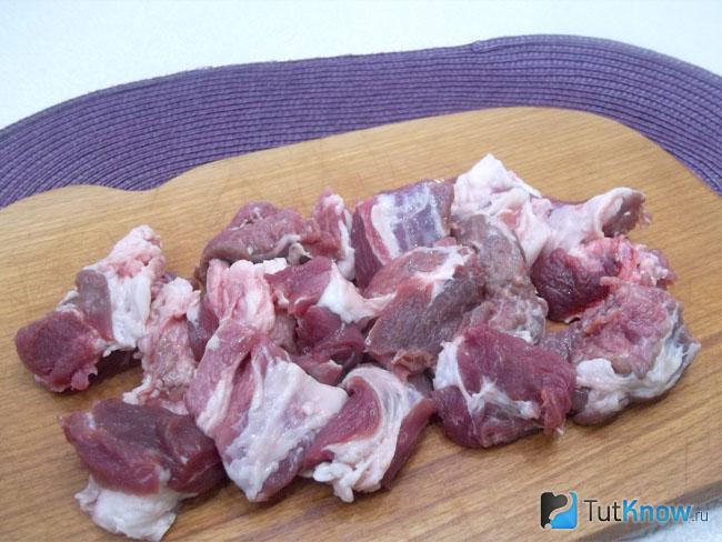 Мясо нарезано кубиками