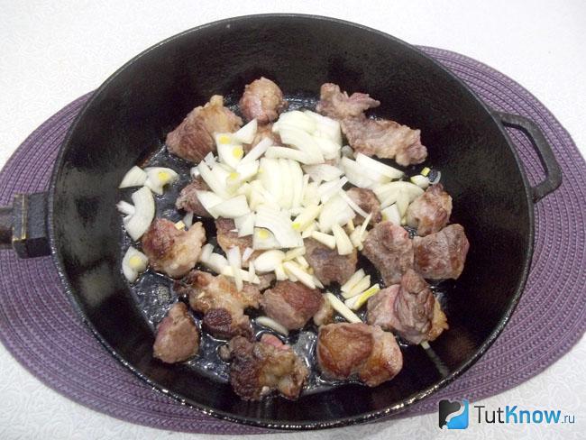 К мясу добавлен лук с чесноком