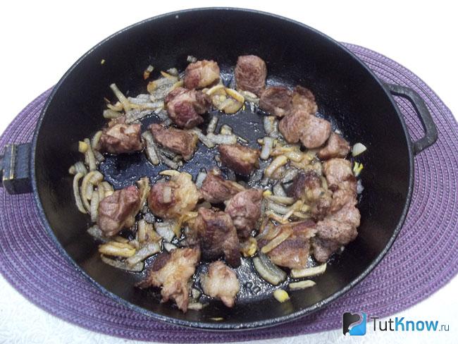 Мясо с луком обжарены