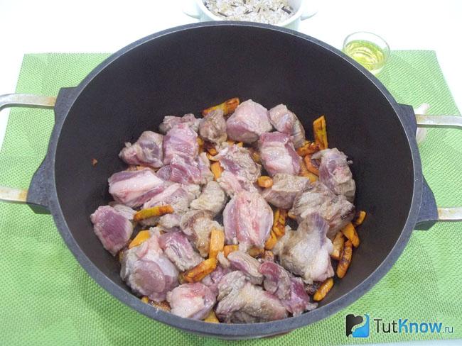 К моркови добавлено мясо