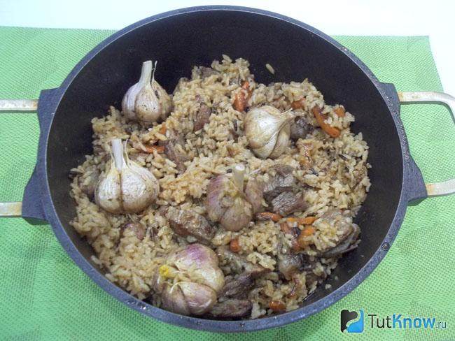 Готовый плов с мясом в духовке