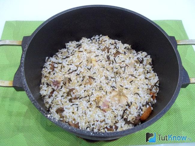 К продуктам выложен рис