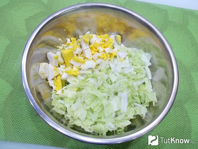 Отваренные яйца нарезаны кубиками