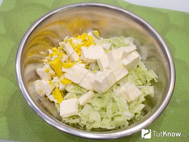 Сыр нарезан кубиками