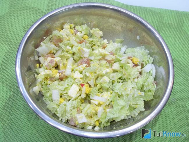 Готовый салат из пекинской капусты с яйцами и копченым куриным филе