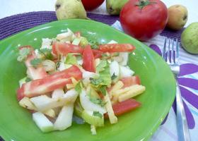 Салат с помидорами, яблоками, грушей и сыром