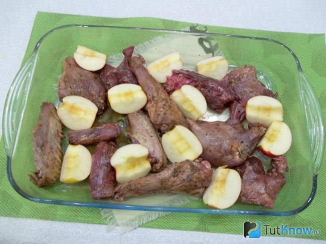 К утке добавлены яблоки нарезанные кусочками