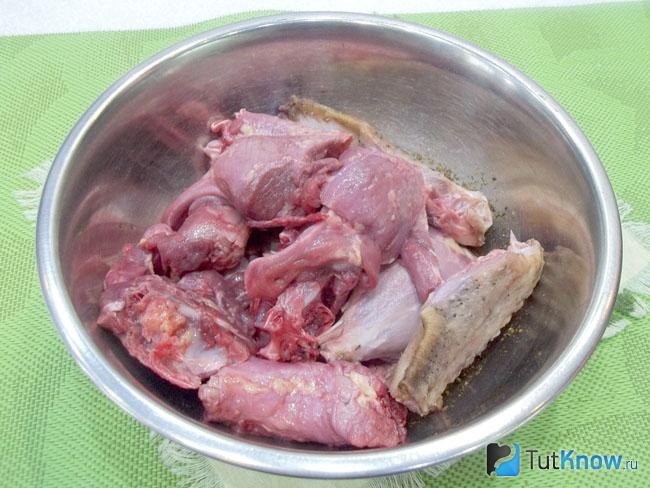 Утка нарезана кусочками и опущена в маринад