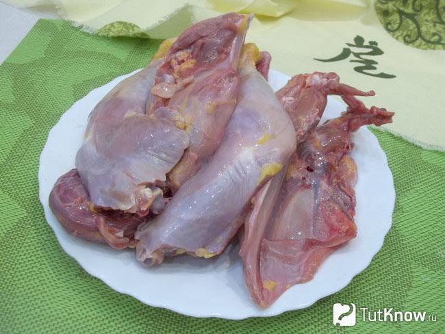 Петух нарезан кусочками
