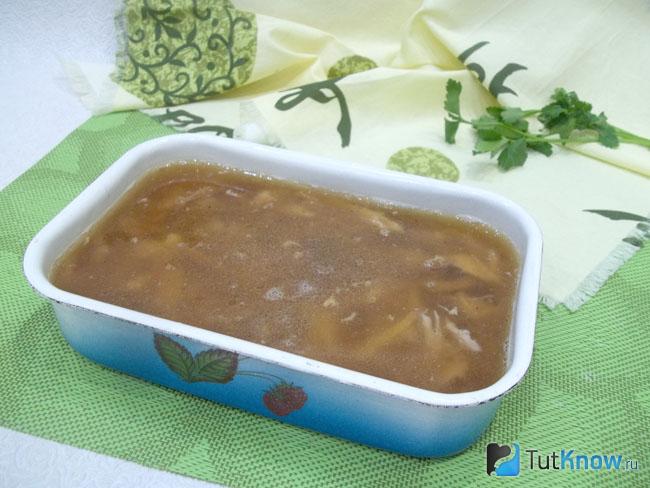 Мясо залито бульоном