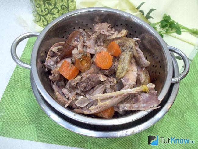 Мясо перебрано на кусочки