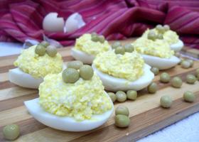 Яйца фаршированные сыром и консервированным горошком