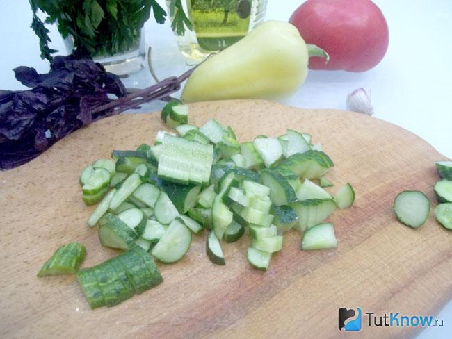 Огурцы нарезаны полукольцами