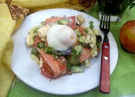 Салат из овощей и плавленого сыра с яйцом-пашот
